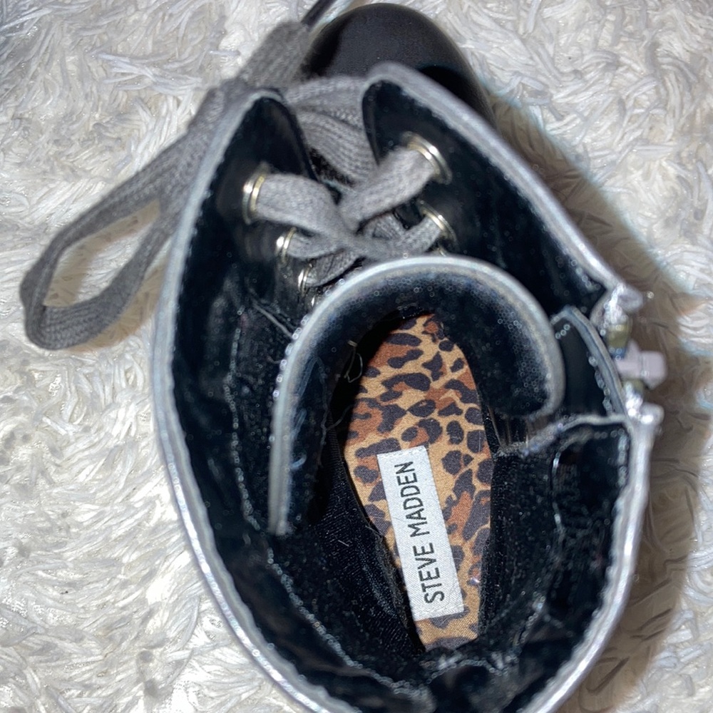 Hello!These are new Steve Madden ankle boots size 4 with no tags, but perfect.